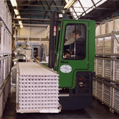 Combilift C2500 transportiert Kunststoffprofile