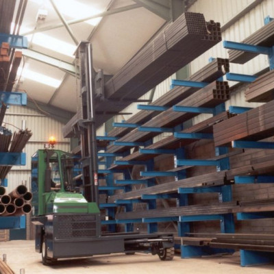 Combilift C4500 in der Stahlverarbeitung