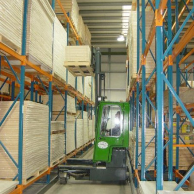 Combilift C3500 mit Führungsschienen